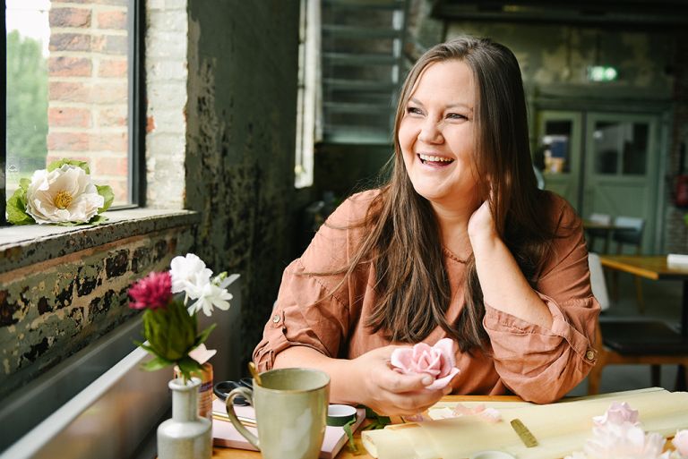 Creatieve ondernemer, bloemen, beeldbankshoot, ondernemersshoot, ondernemen, ondernemer, personal branding shoot, culemborg, fotoshoot, portretshoot, portretfotograaf, portretfotografie, fotograaf Culemborg, Mirjam Broekhof Fotografie